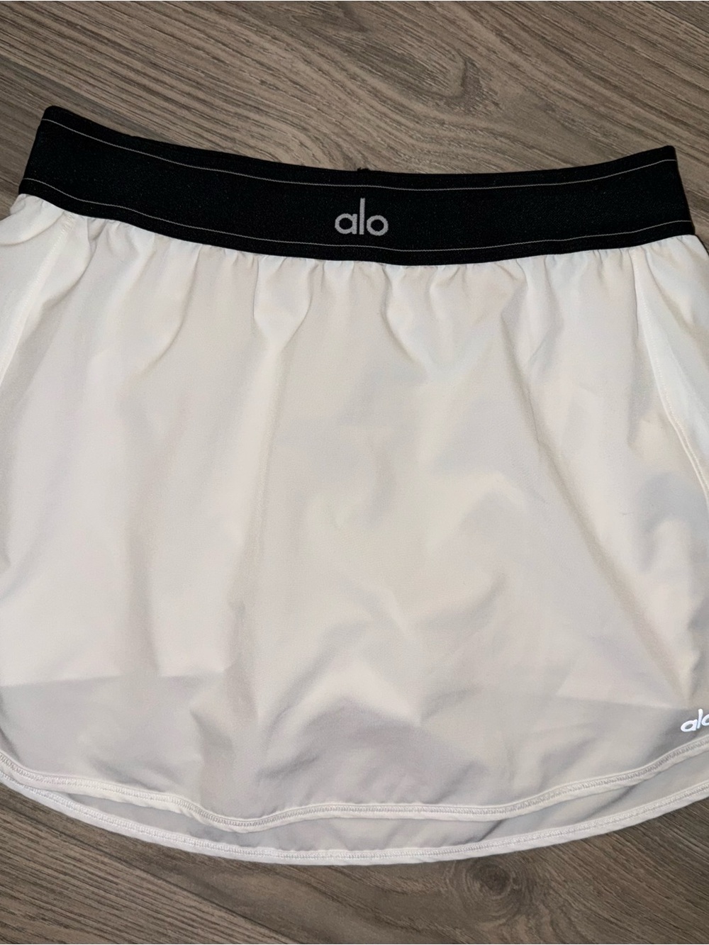 ALO Yoga Match Point Tennis Skort White Mini Skort with Black Branded Waistband - Picture 2 of 4